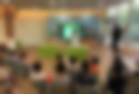 门诊配备了现代化的口腔诊疗设备，这些设备就像是医生的“秘密武器”。有了它们，医生能更精细地发现问题、解决问题。而且呀，这些设备能保护儿童安心、舒适就诊。想象一下，孩子躺在治疗椅上，有精良的设备温柔地“照顾”着他们的牙齿，就像在一个充满科技感的童话海内外里看牙，既不害怕又能把牙齿看好。